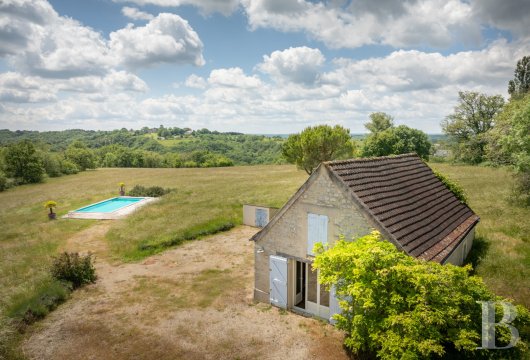 Au sud de la Dordogne et à proximité de Cahors, une ancienne ferme quercynoise au sommet d’une colline - photo  n°3